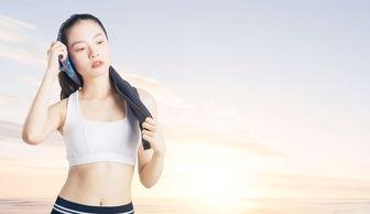 白色小吊带吃瓜,白色小吊带,吃瓜时光里的清凉时尚